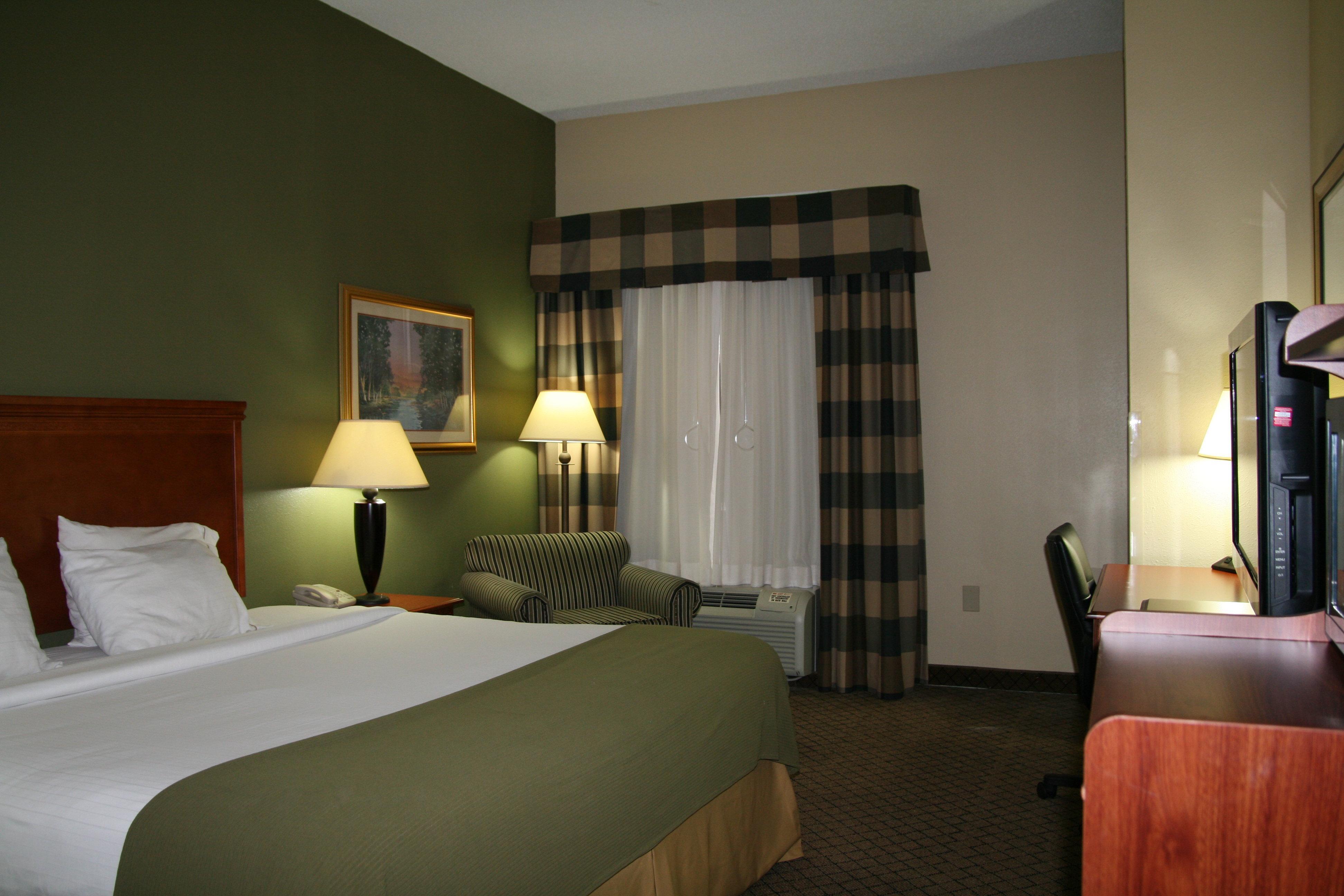 Holiday Inn Express & Suites Грийнууд Екстериор снимка
