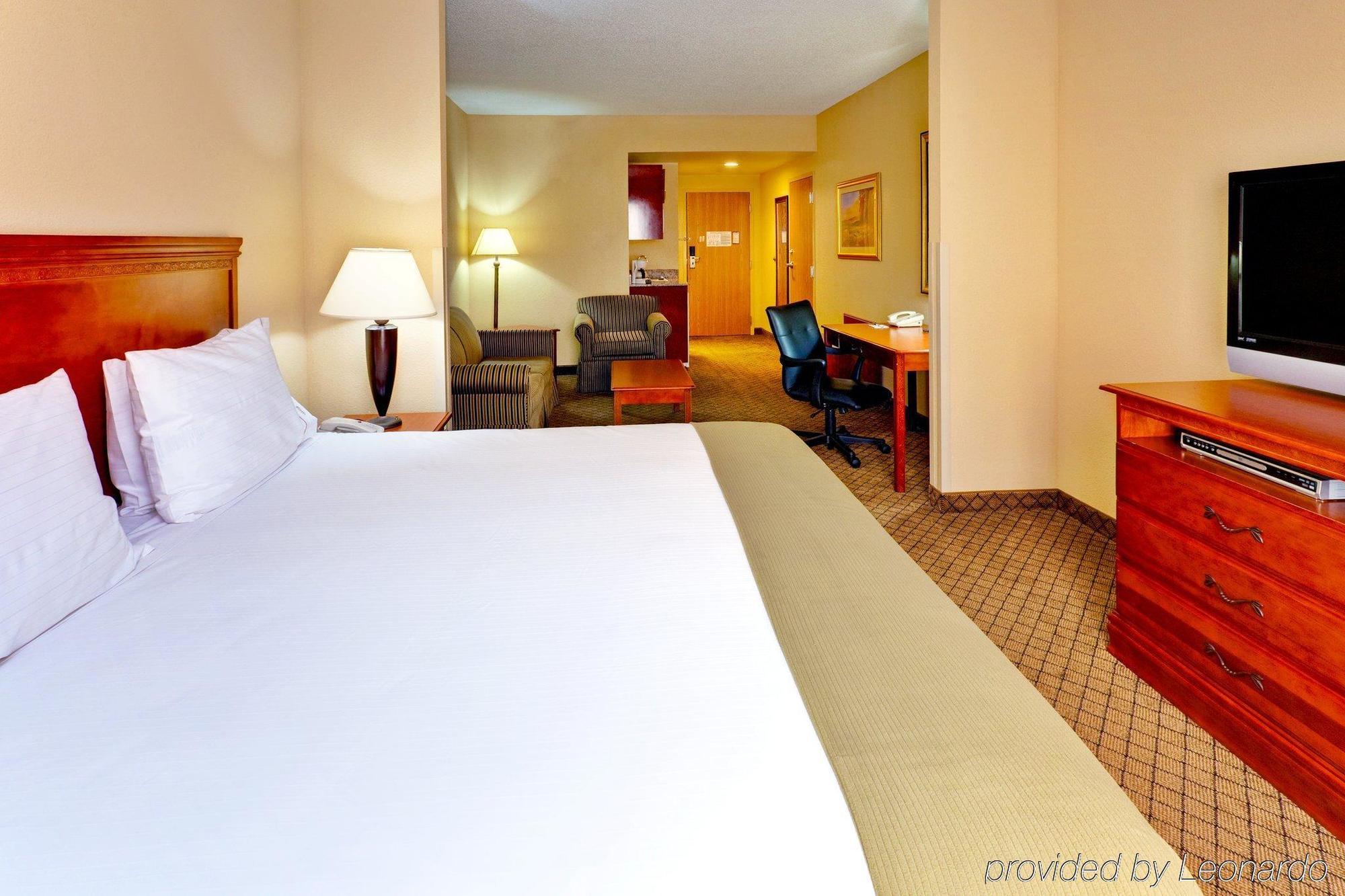 Holiday Inn Express & Suites Грийнууд Стая снимка